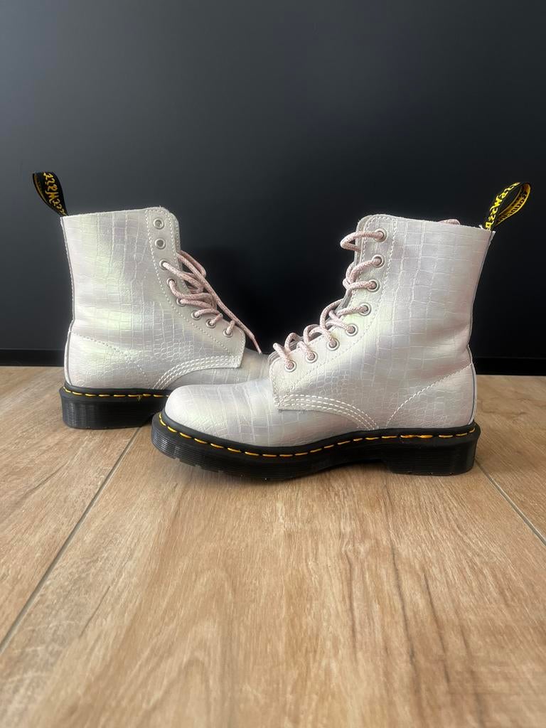 Dr Martens 1460 Pascal iridescent roze, Kleding | Dames, Schoenen, Ophalen, Lage of Enkellaarzen, Zo goed als nieuw, Roze