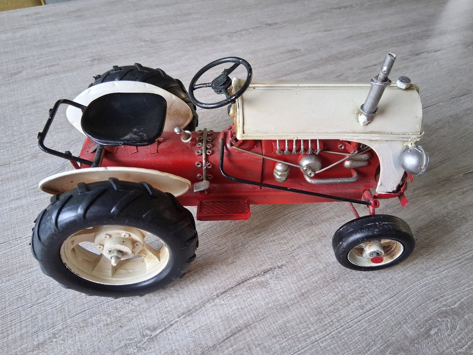 Decoratieve metalen tractor - rood/crème, Ophalen of Verzenden, Metaal