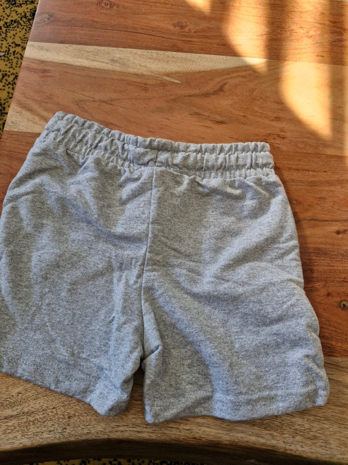 Grijze effen korte broek maat 98, Broek, KIK, Onbekend, Ophalen of Verzenden