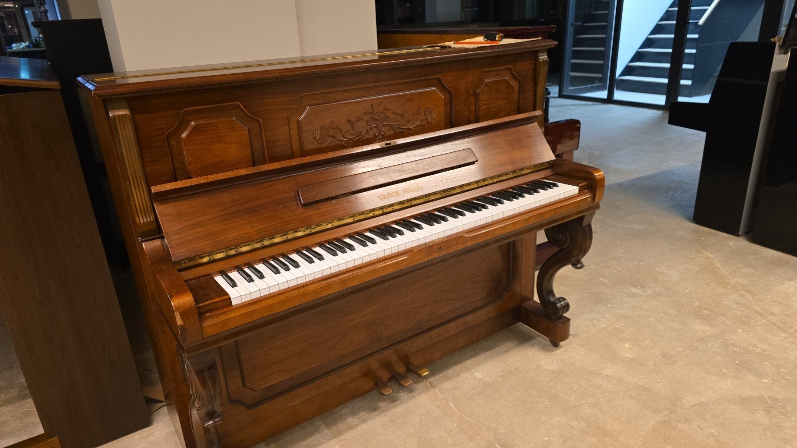 Young Chang piano in klassieke kast met Pleyel poten, Ophalen, Gebruikt, Bruin, Piano