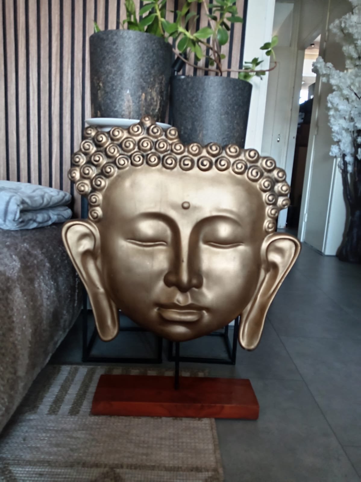 Gouden Boeddha Hoofd op Sokkel - Decoratief Beeld, Met sokkel, Ophalen of Verzenden, Zo goed als nieuw, Composieten