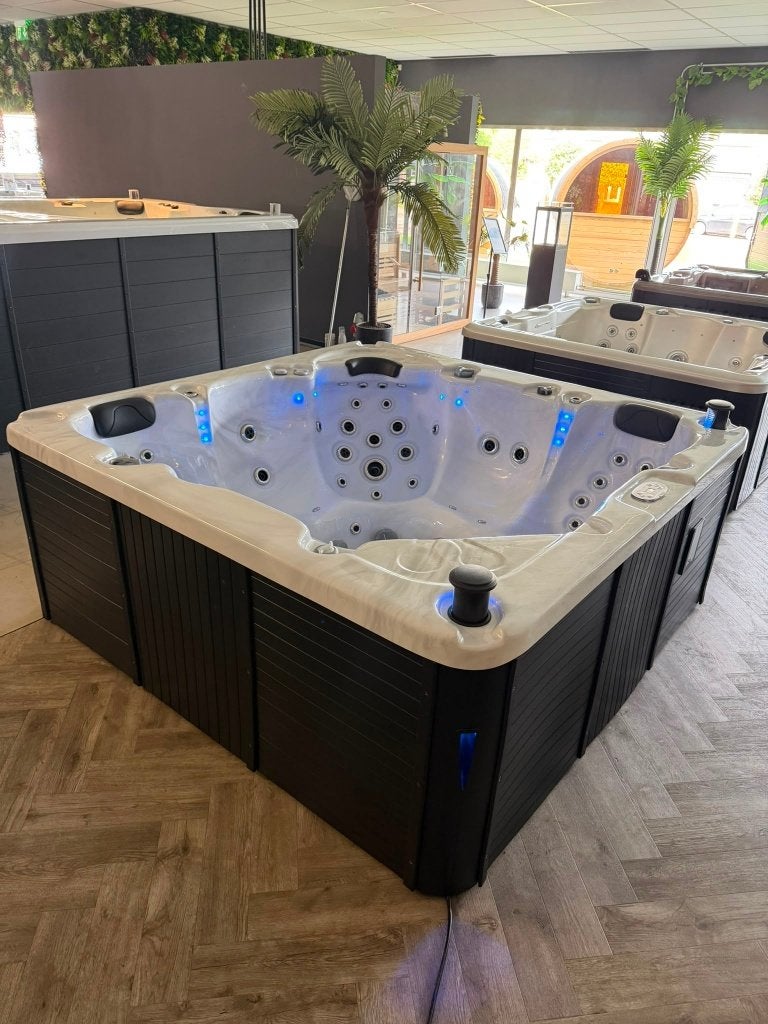 LUXE SPA 220x220 CM - 2 LIGPLAATSEN – COMPLEET NAGEKEKEN