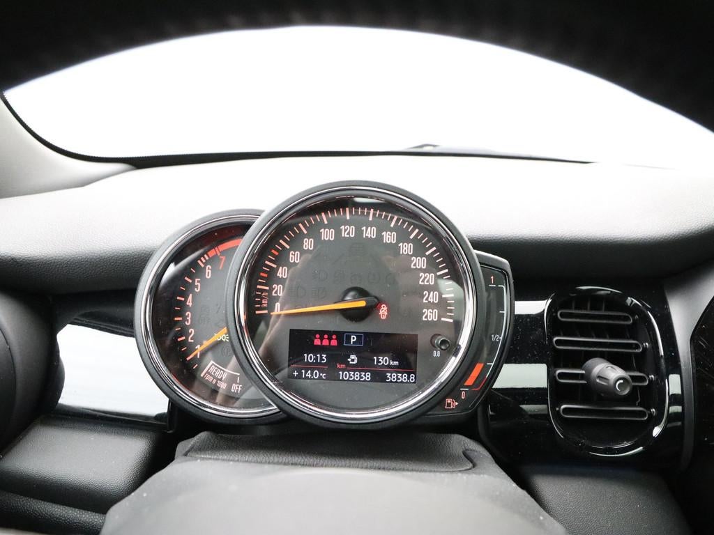 MINI 5-deurs Cooper Classic Aut. (bj 2022, automaat), 136 pk, Gebruikt, Met garantie (alle), Leder en Stof