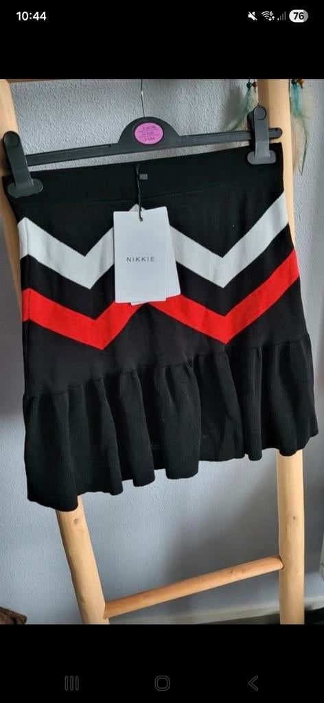 Nikkie Jiva Rok Zwart met Rood/Wit Chevron Patroon, Zwart, Nieuw, Ophalen of Verzenden, Maat 36 (S)