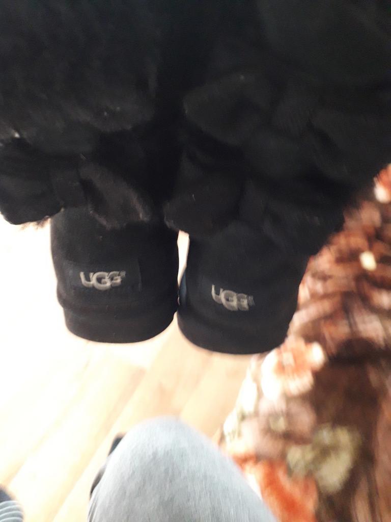 Zwarte ugg met strikjes maat 38, Zwart, Ophalen of Verzenden, Zo goed als nieuw, Ugg