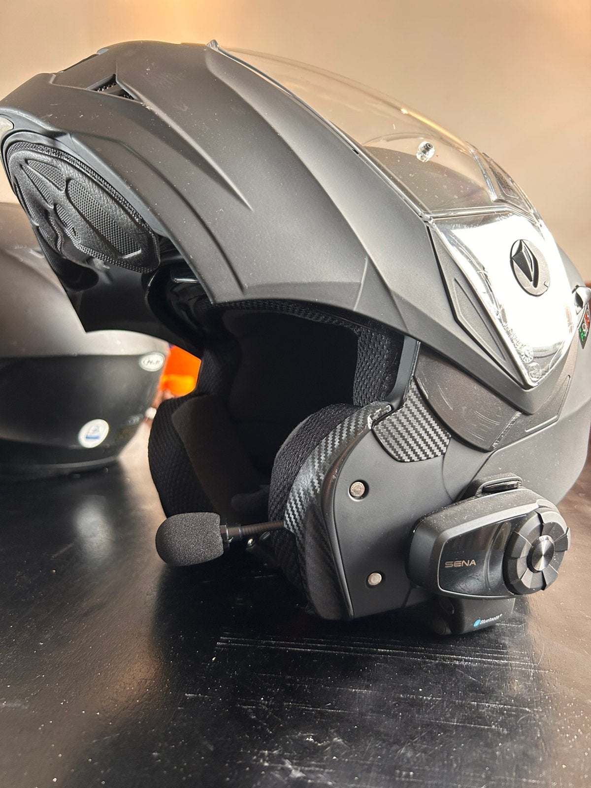 2 motorhelmen met bluetooth headset dua, Motoren, Kleding | Motorhelmen, Ophalen of Verzenden, Tweedehands, Systeemhelm, Overige merken