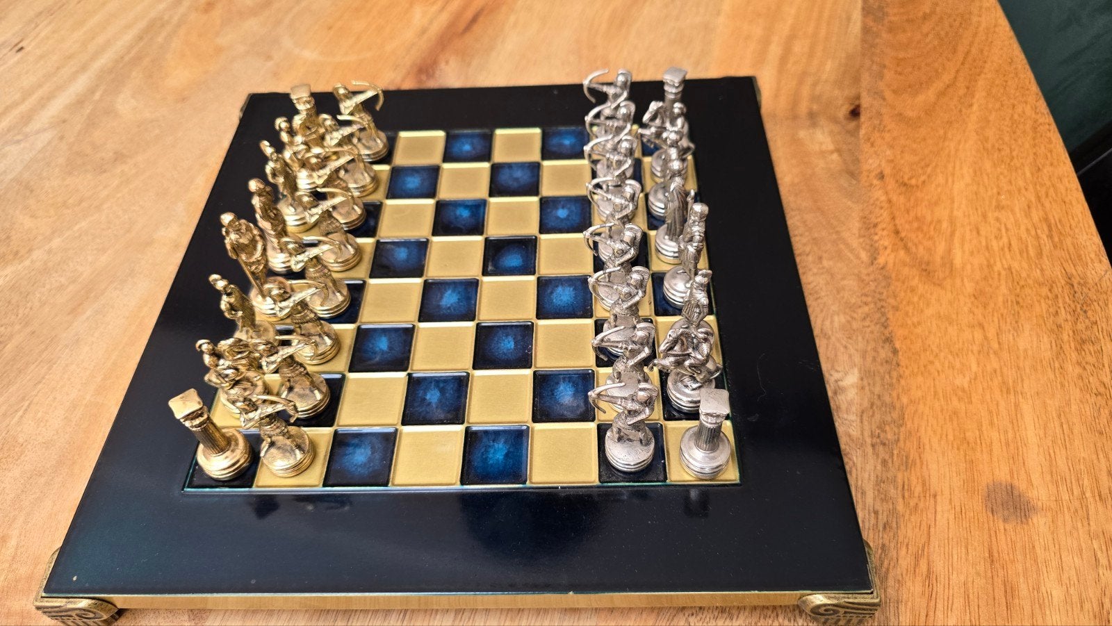 Uniek Schaakspel met Metalen Stukken en Glazen Bord, Een of twee spelers, Ophalen of Verzenden, Zo goed als nieuw