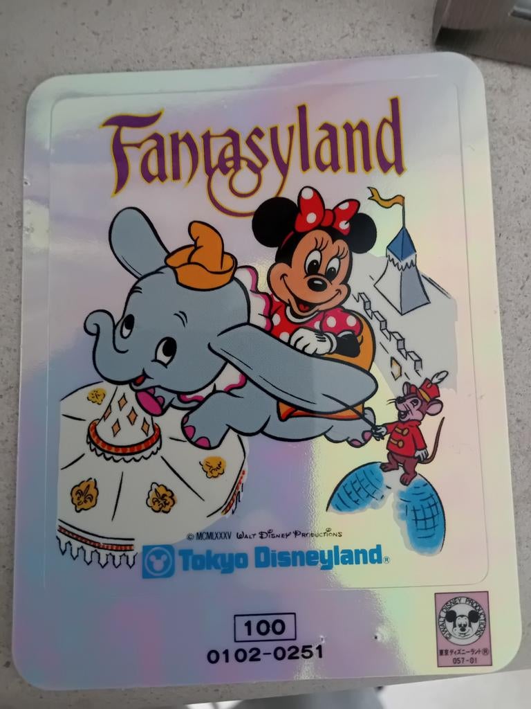 Vintage Tokyo Disneyland Fantasyland Sticker Jaren 80, Ophalen of Verzenden, Mickey Mouse, Gebruikt, Papier, Kaart of Schrift