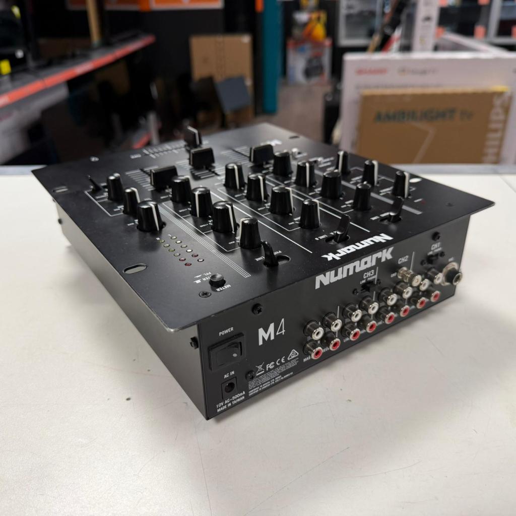 Numark M4 Black Mixer, Muziek en Instrumenten, Dj-sets en Draaitafels, Numark, Zo goed als nieuw, Support@numark.com, Numark Industries
200 Scenic View Drive
Cumberland, RI 02864-1813
USA