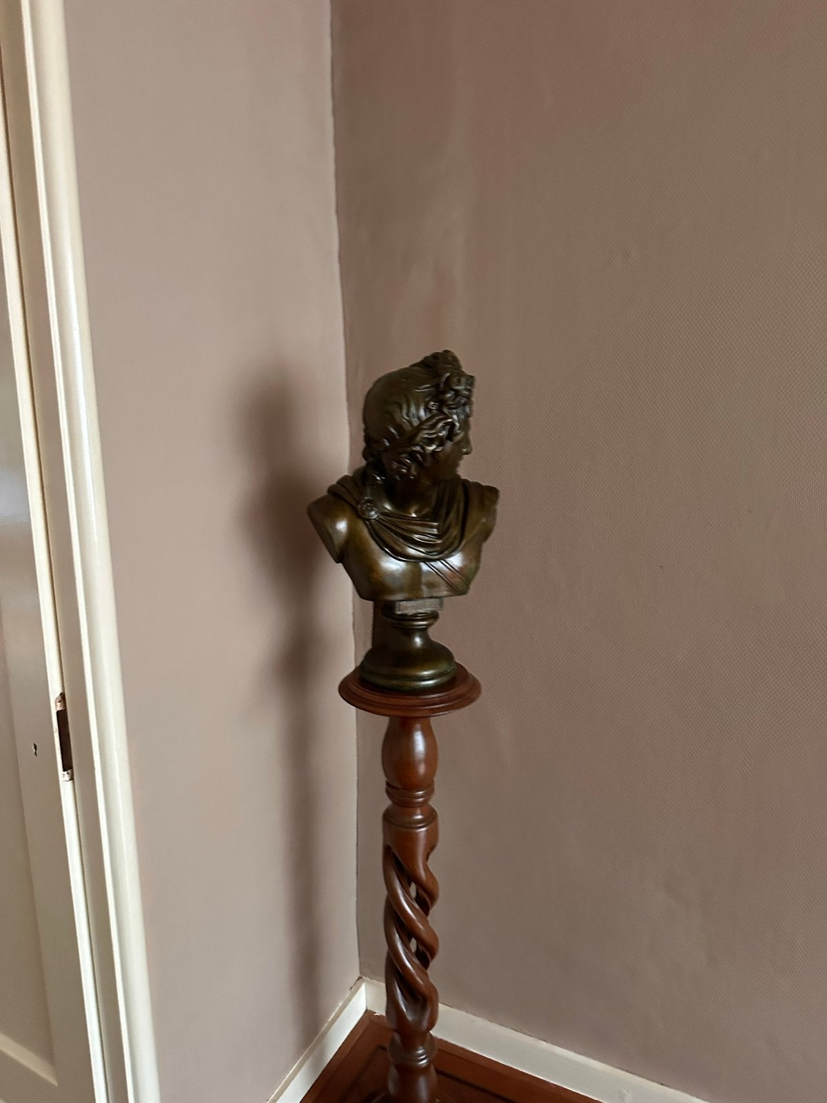 Antieke bronzen buste op gedraaide houten sokkel, Antiek en Kunst, Kunst | Beelden en Houtsnijwerken, Ophalen, Buste, 20 - 50 cm