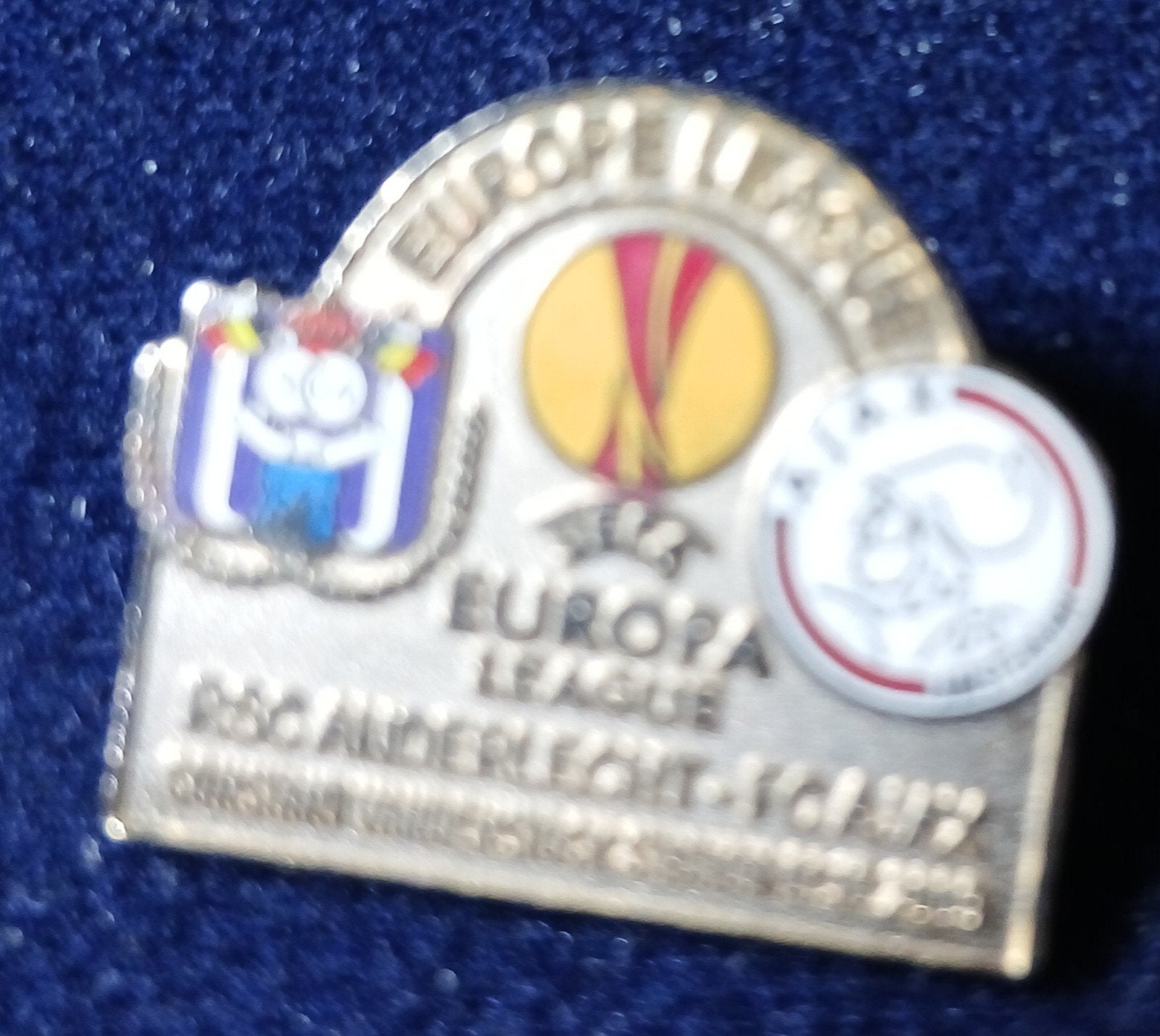 Europa League Pin: RSC Anderlecht - Ajax (2017), Ophalen of Verzenden, Zo goed als nieuw, Sport, Speldje of Pin
