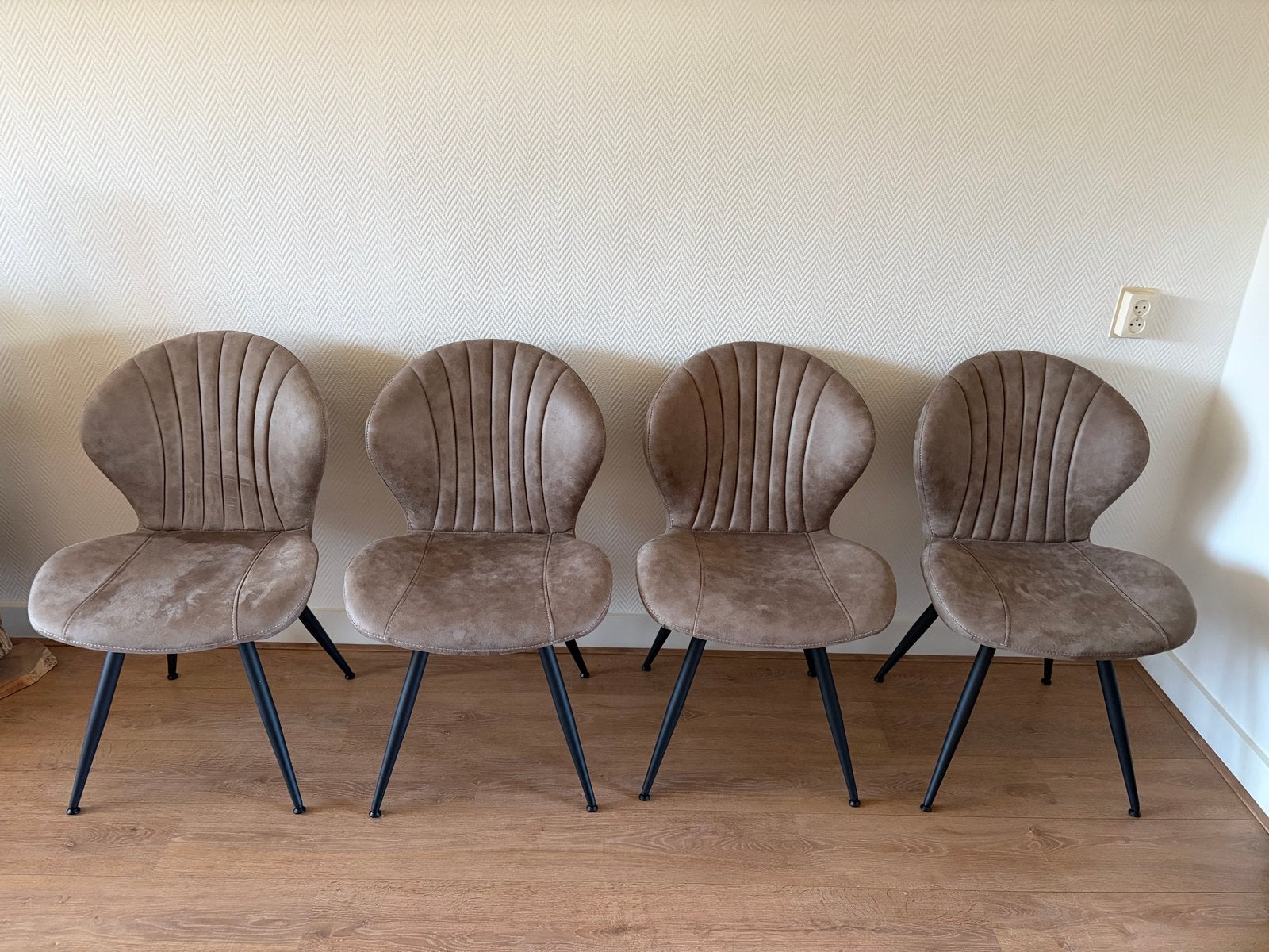 4x Eetkamerstoelen bruin, stof: Softyl. (Eco-suede), Huis en Inrichting, Ophalen, Overige kleuren, Zo goed als nieuw, Vier
