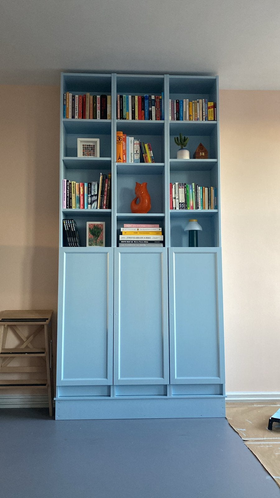 Blue book shelf with doors | H252 x L120 x D28 cm, Ophalen, 50 tot 100 cm, Zo goed als nieuw, Minder dan 100 cm