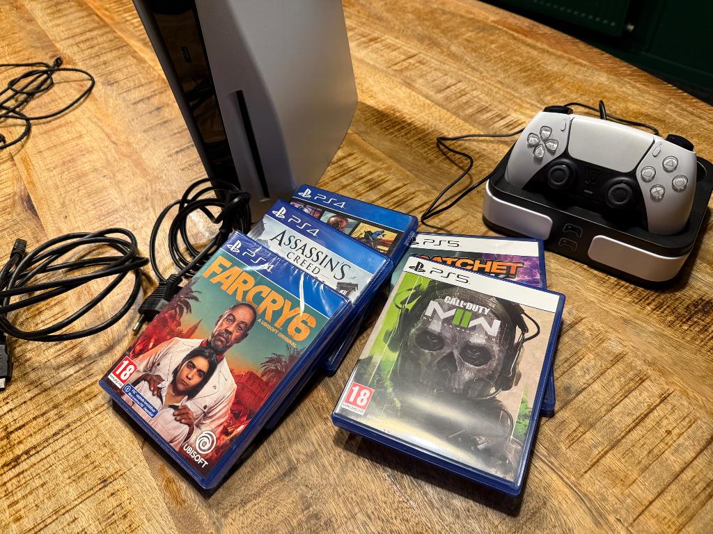 PlayStation 5 Disc editie + games en controller, Spelcomputers en Games, Games | Sony PlayStation 5, Zo goed als nieuw, Overige genres