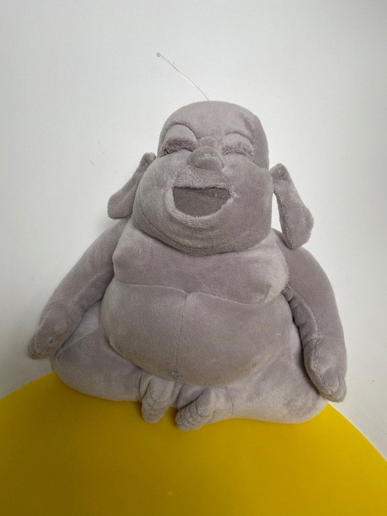 K2741 Buddha grijs zittend 22 cm, Ophalen of Verzenden, Zo goed als nieuw, Overige typen