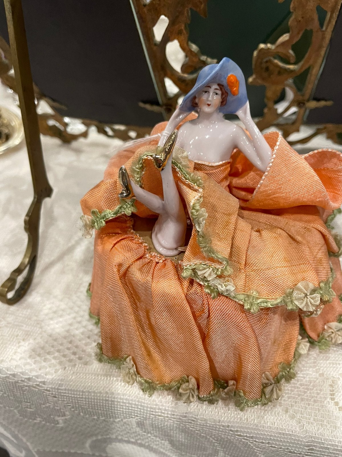 Erg mooie Halfdoll of pierrette ziitend op een poederdoos, Antiek en Kunst, Verzenden