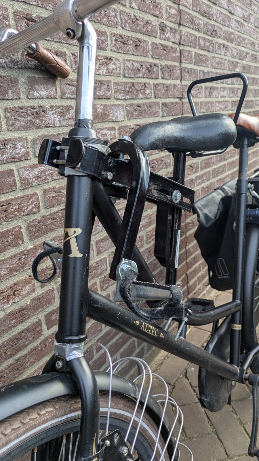 Zadel op stang voorzitje met voetsteuntjes en beschermer, Ophalen, Gebruikt, Voorzitje, Voetsteuntjes