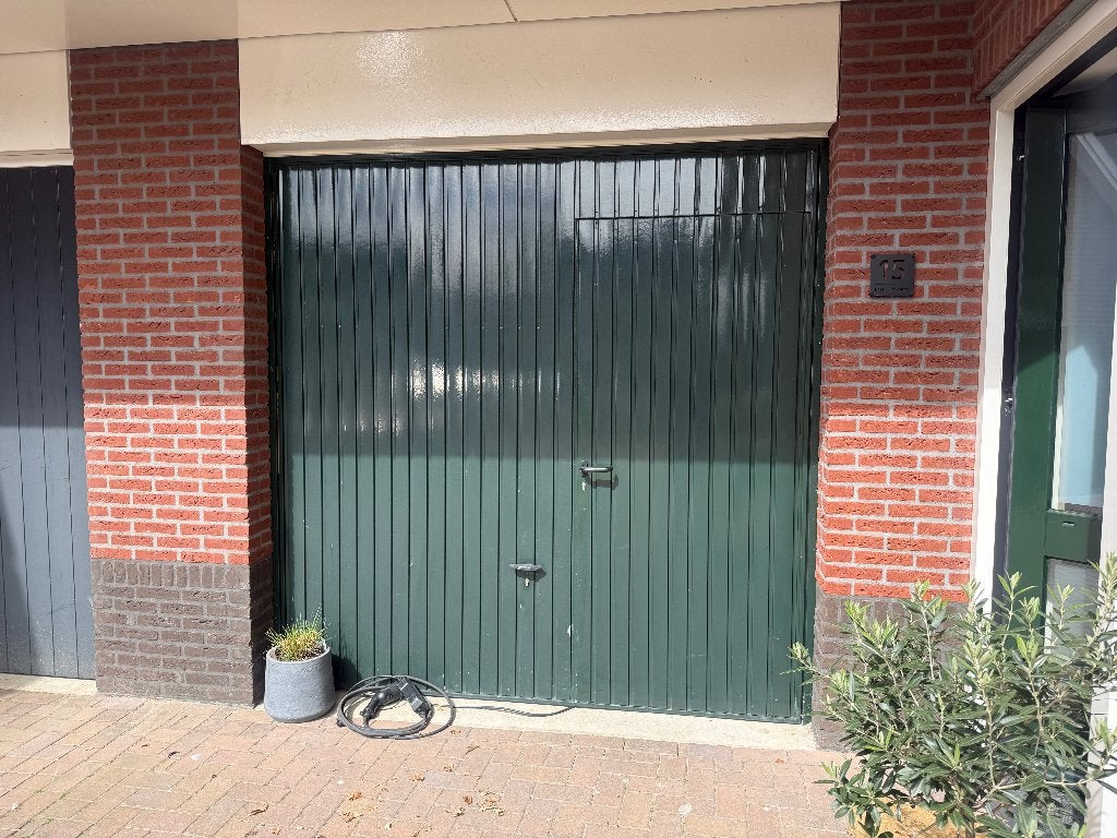 Novoferm garagedeur donkergroen, met loopdeur (2375 x 2375), Doe-het-zelf en Verbouw, Ophalen, Gebruikt, Garagedeur, Metaal