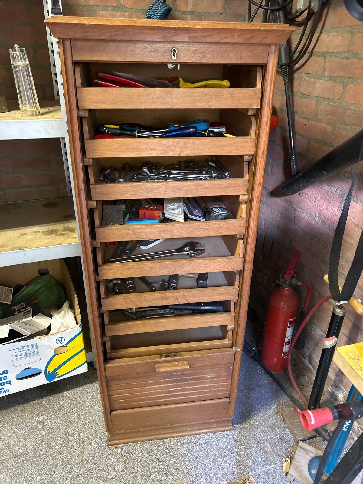 Vintage houten gereedschapskast met rolluik, Ophalen