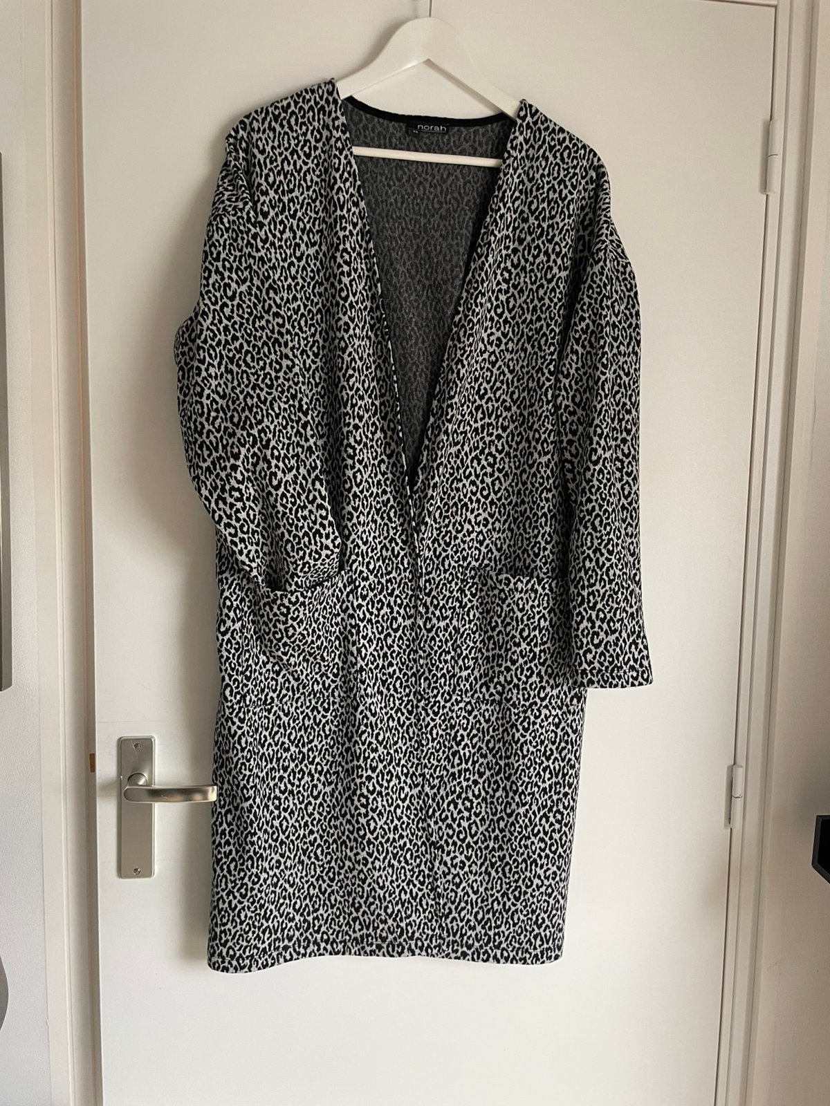 Lang vest. Panterprint met zakken maat 44/46, Ophalen of Verzenden, Zo goed als nieuw, Maat 42/44 (L), Grijs