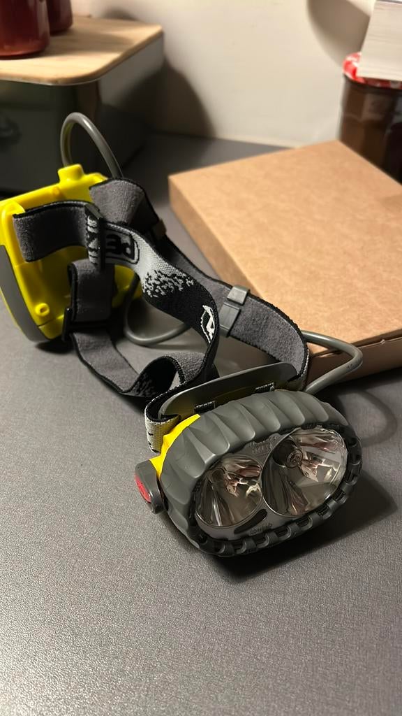 Petzl hoofdlamp Duo voor sport en bouw, Sport en Fitness, Klimsport, Ophalen, Zo goed als nieuw