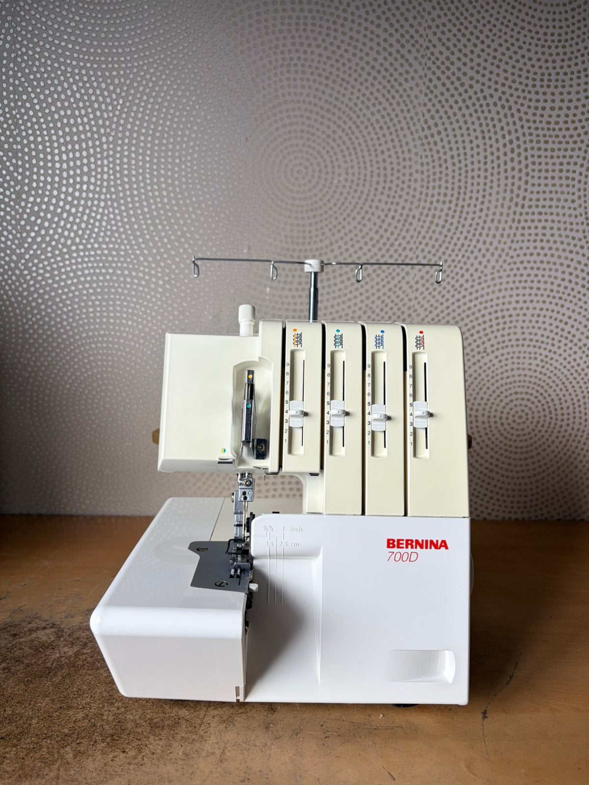 LOCKMACHINE BERNINA 700D 2/3/4 DRAADS IN NETTE STAAT, Hobby en Vrije tijd, Ophalen of Verzenden, Gebruikt, Lockmachine, Bernina