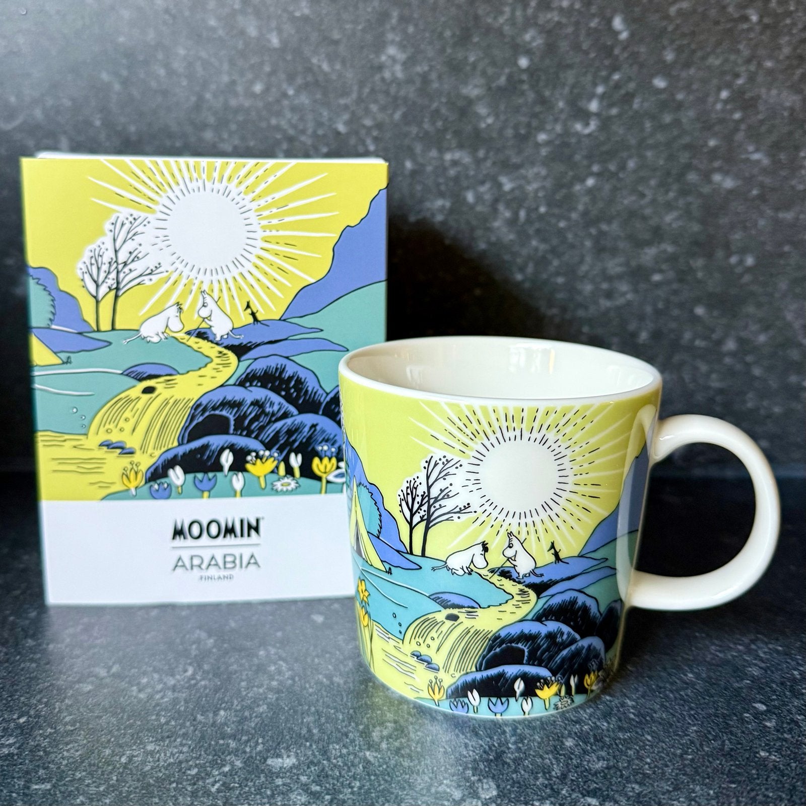 Moomin Arabia Moomin's Day Mok 2024 - Nieuw in doos, Keramiek, Nieuw, Ophalen of Verzenden, Overige stijlen