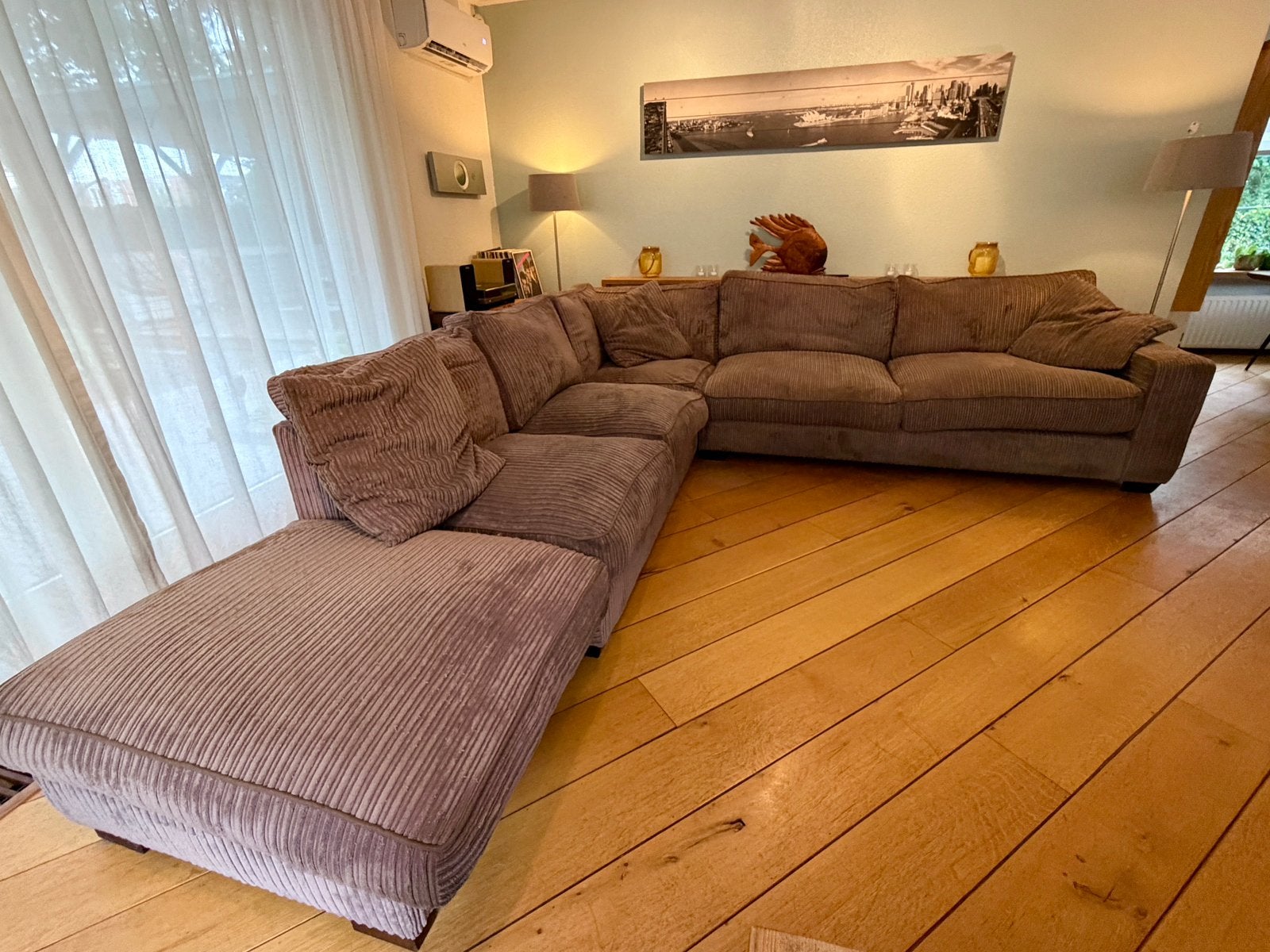 Te koop: ruime hoekbank van ribstof in kleur taupe., Huis en Inrichting, Ophalen, Gebruikt, Overige materialen, Landelijk