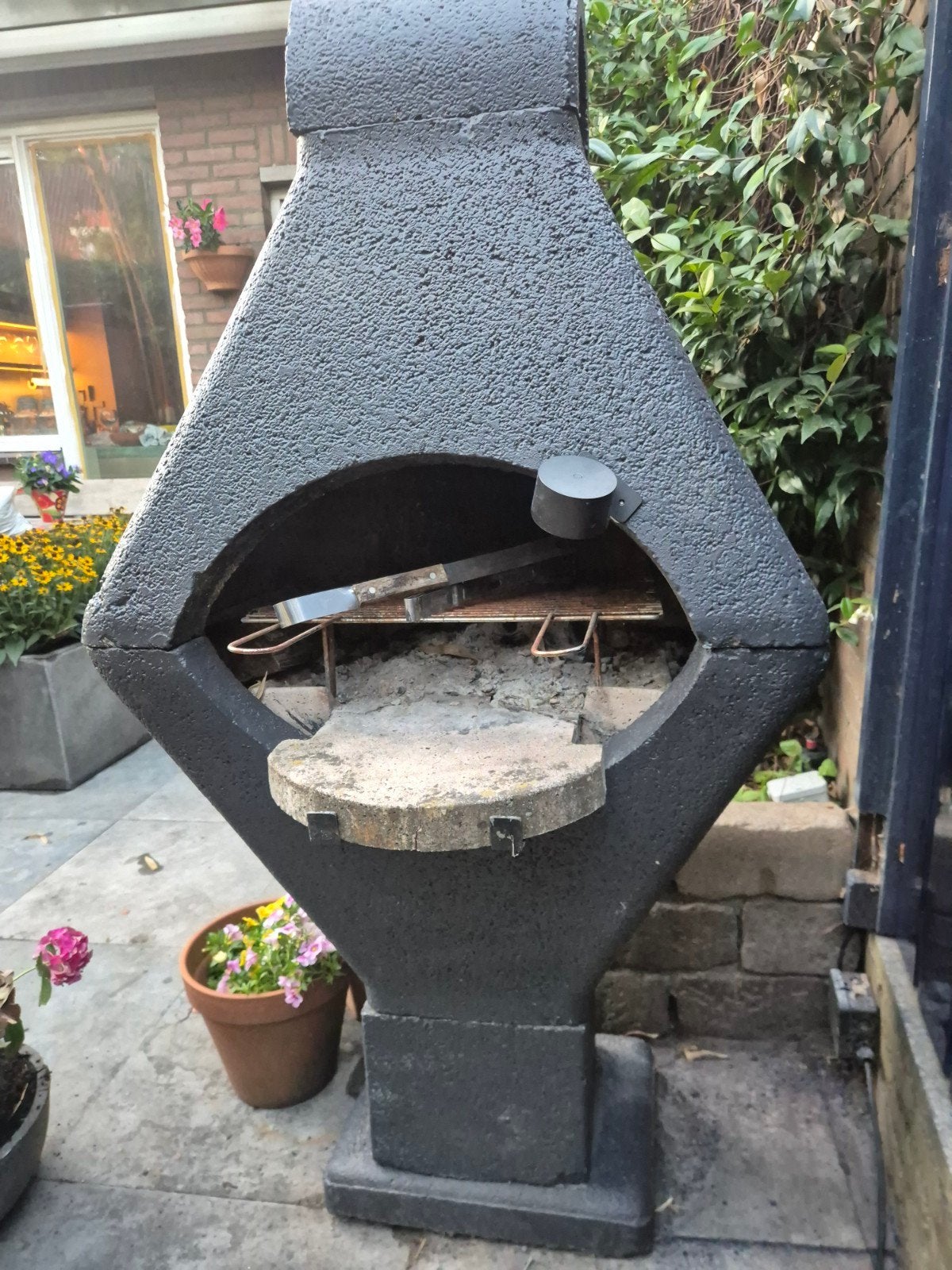 Robuuste Barbeque van beton gratis af te halen, Ophalen