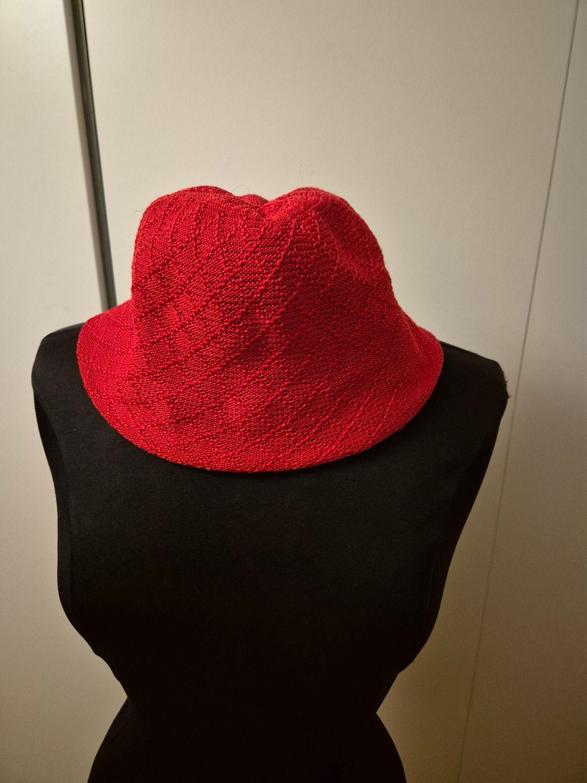 Prachtige felrode gehaakte bucket hat / vissershoed, Ophalen of Verzenden, Zo goed als nieuw, Hoed