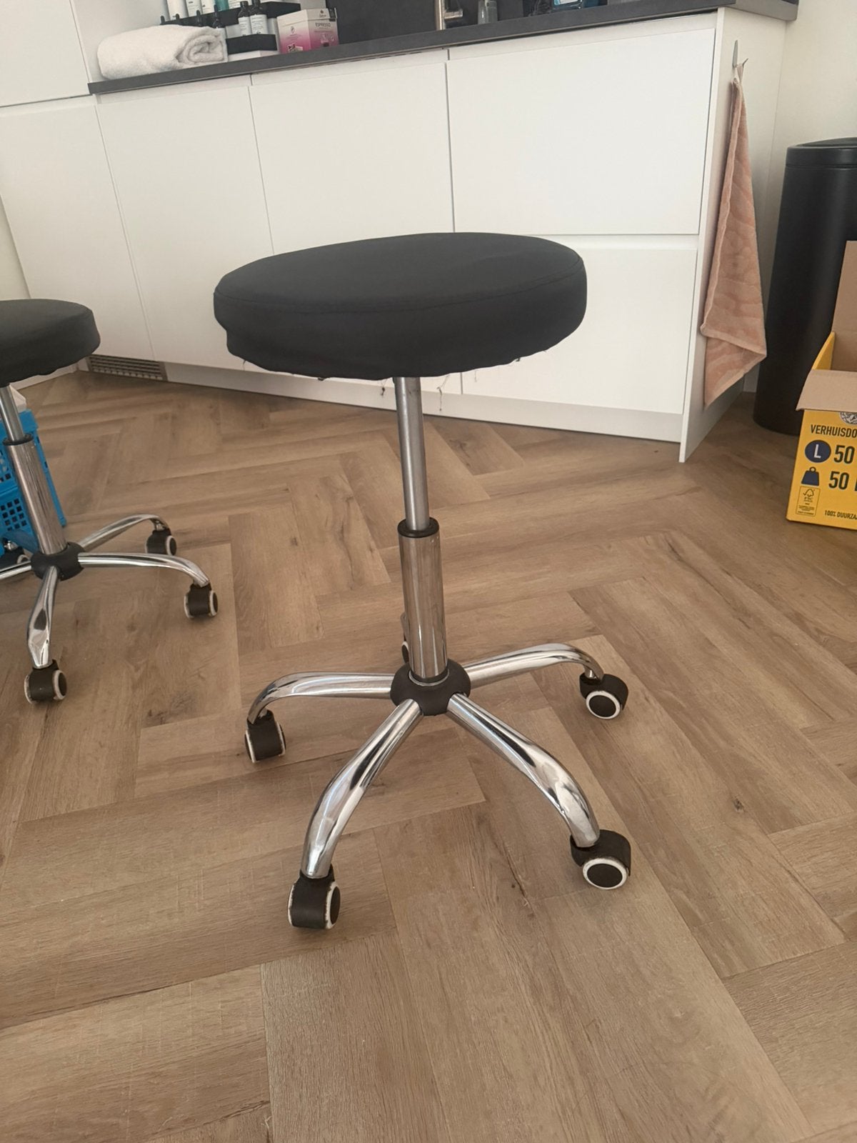 Salon kruk 2x, Ophalen, Zo goed als nieuw, Hout
