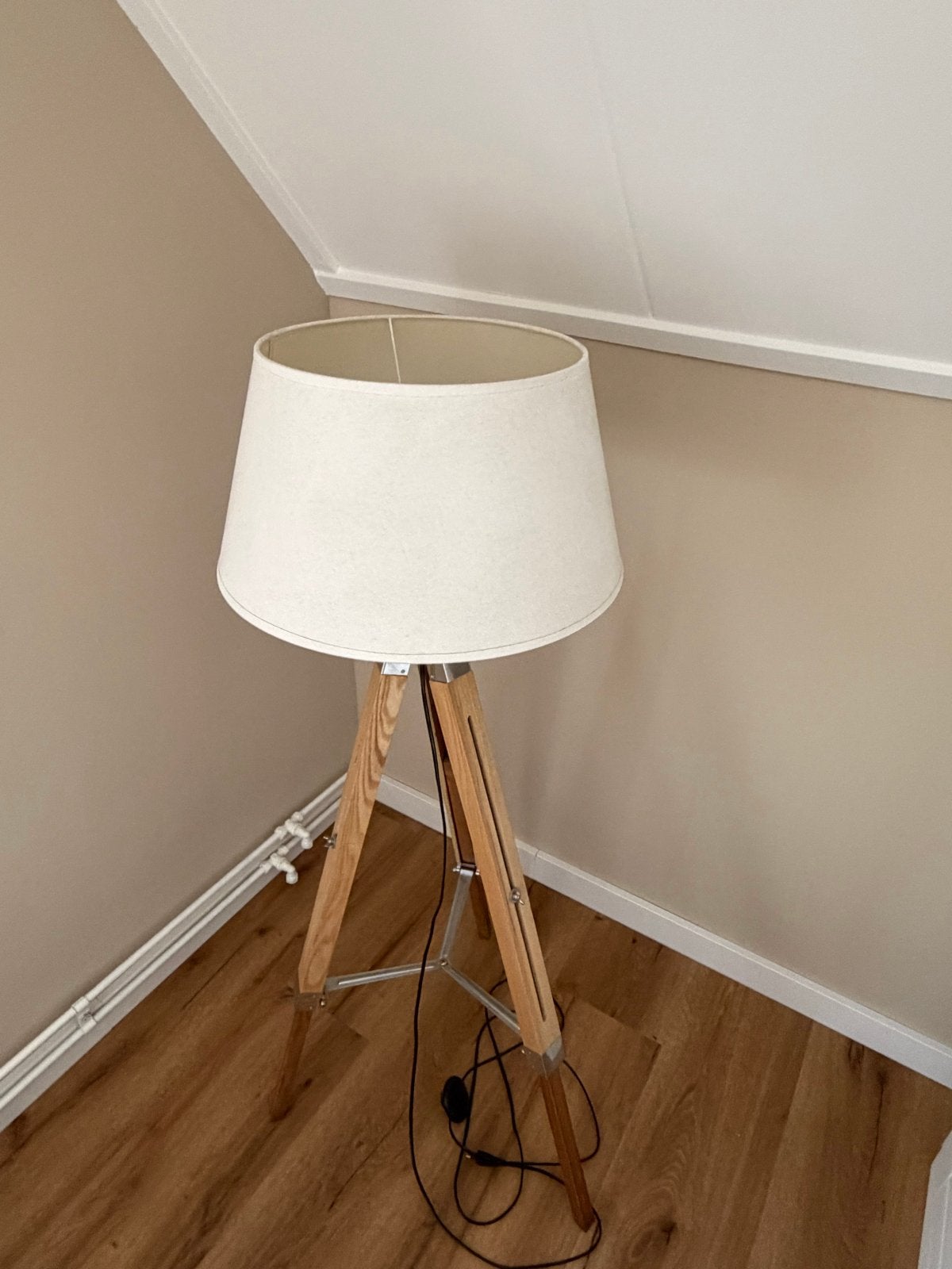 Moderne vloerlamp met houten driepoot en stoffen kap, Ophalen of Verzenden, Zo goed als nieuw, Hout, 100 tot 150 cm