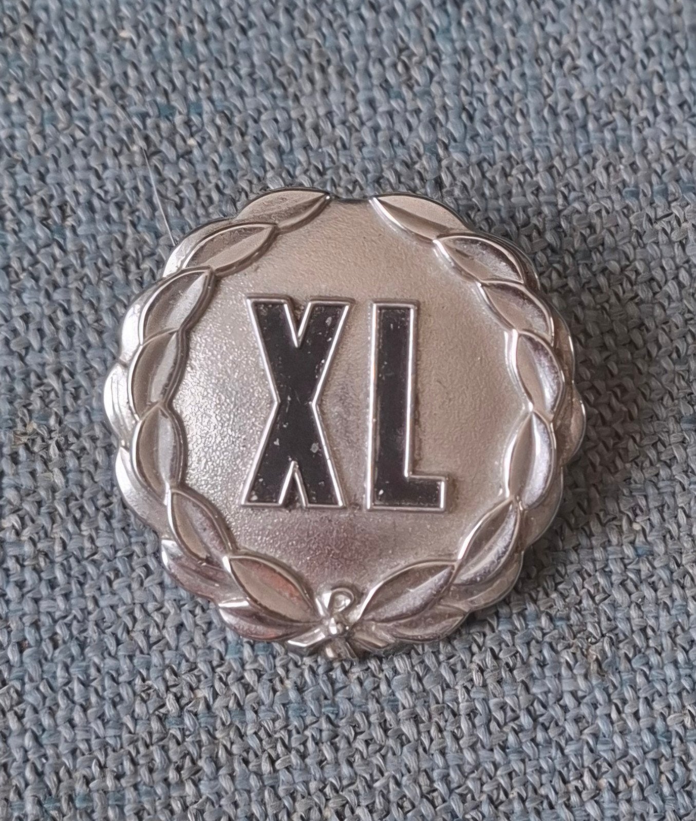 Origineel Ford Capri Mk1 XL Embleem / Badge (FoMoCo), Verzamelen, Ophalen of Verzenden, Gebruikt, Overige onderwerpen, Speldje of Pin