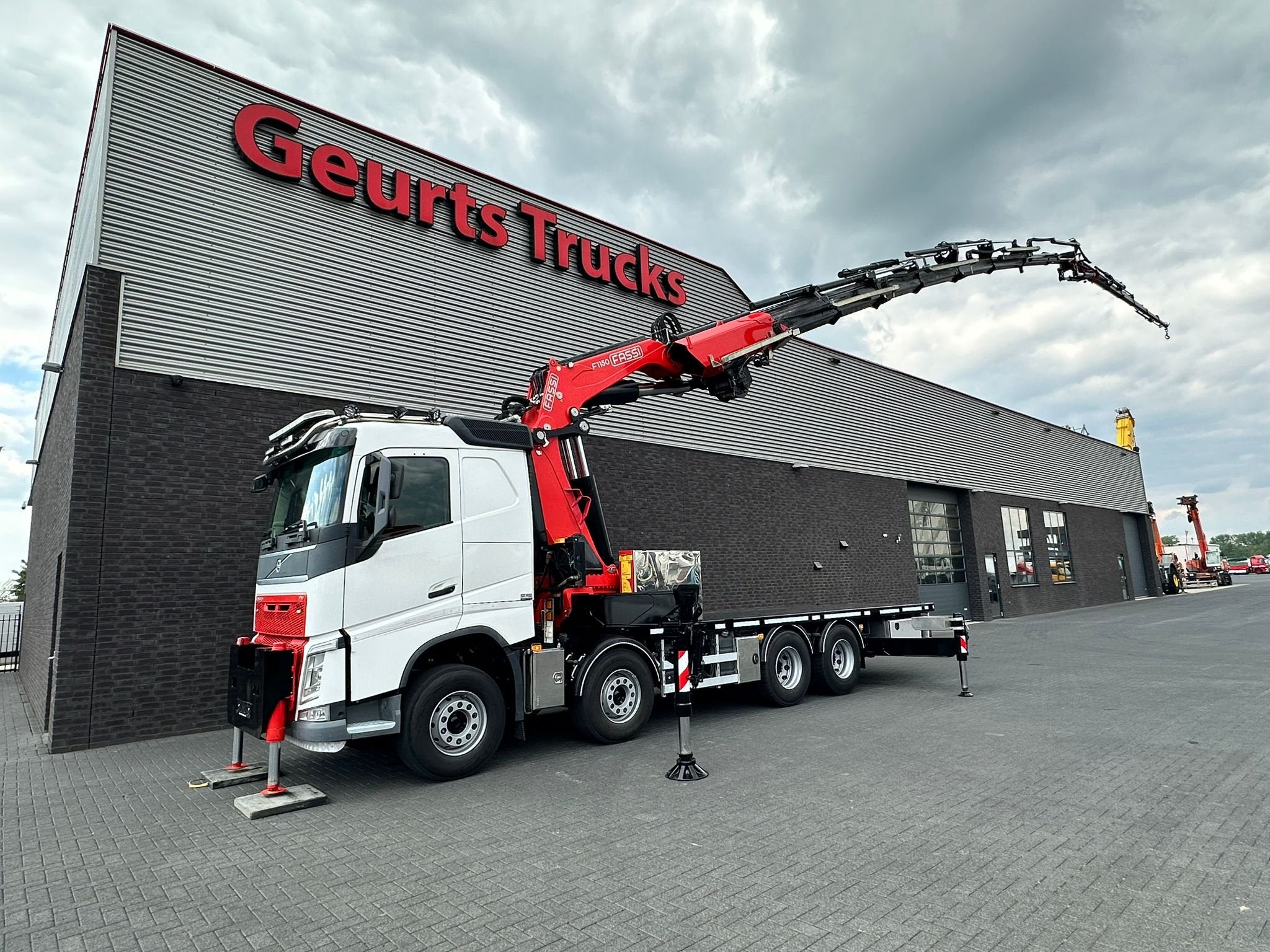 Volvo FH 8X4 BAKWAGEN MET FASSI F1150RA.2.28 XHE-DYNAMIC MET, Auto's, Vrachtwagens, Automaat, Achterwielaandrijving, Euro 6, Wit
