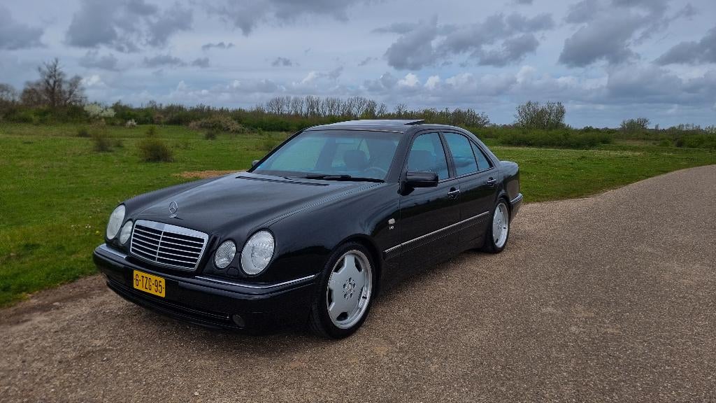 Mercedes E55 AMG 1998 Japan V8, Auto's, Mercedes-Benz, Particulier, E-Klasse, Benzine, Sedan, Automaat, Geïmporteerd, Zwart, Zwart