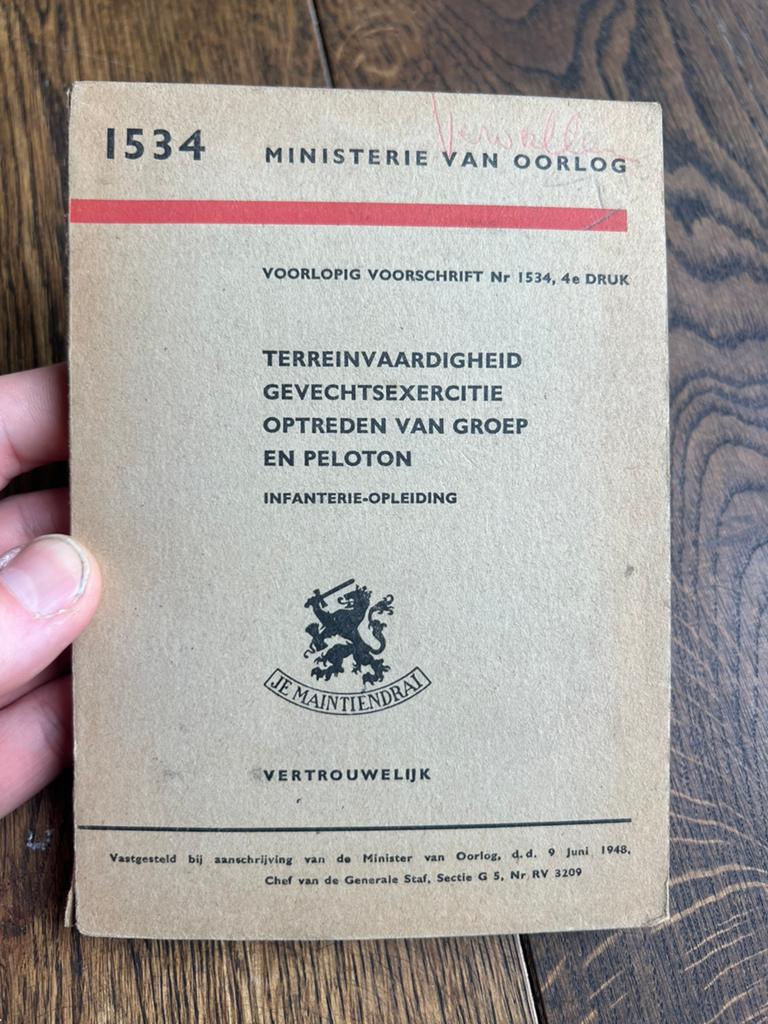 Nederlands KNIL Polition. acties voorschrift sluipen gevecht, Verzenden, Nederland, Embleem of Badge