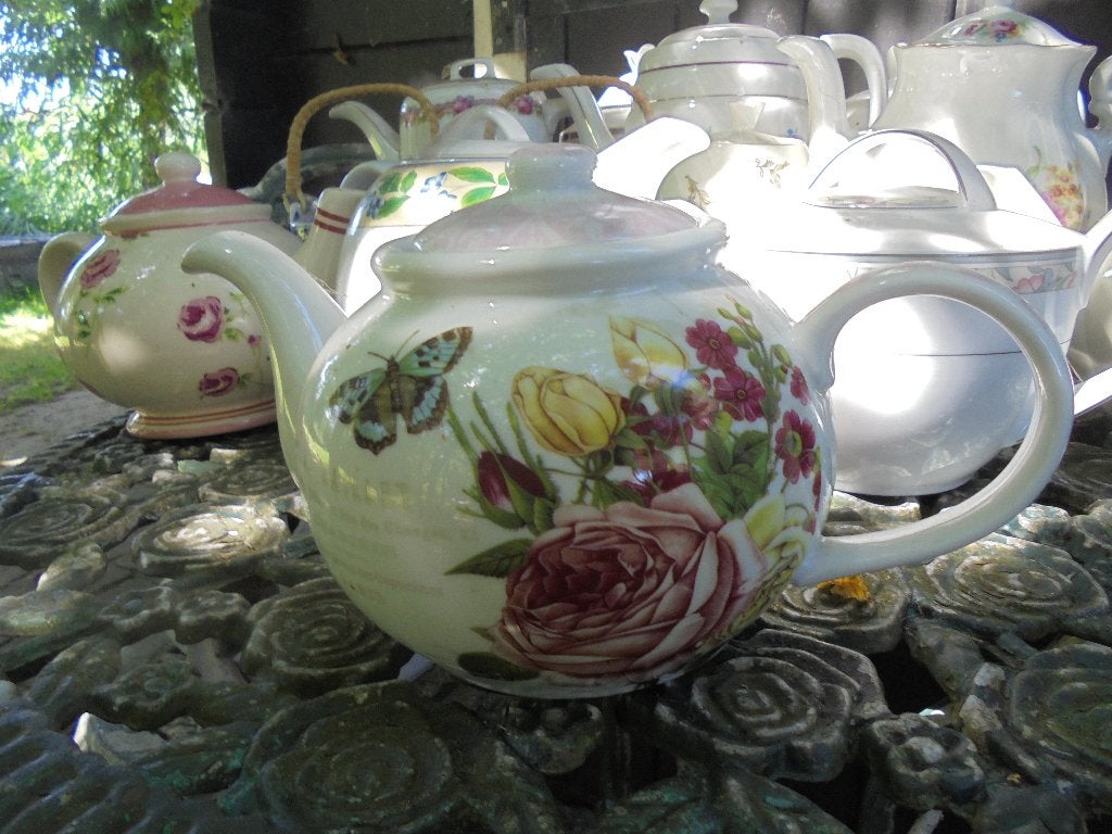 Theepot Jardin Rose van Paula Scarletta met grote roze roos, Huis en Inrichting, Ophalen of Verzenden, Zo goed als nieuw, Aardewerk