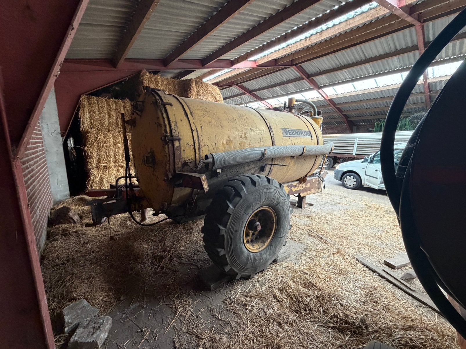 Foto 4 van Opraapwagen, giertank en bergenings haspel.