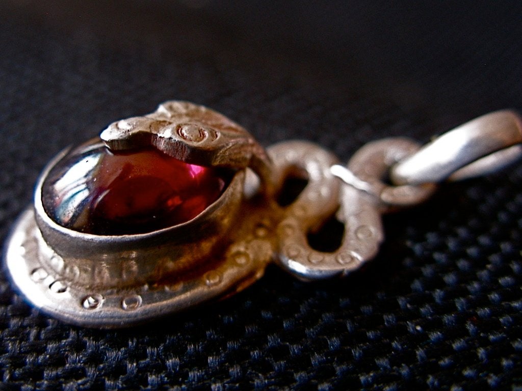 Zilveren 925 zilver kettinghanger gekronkelde slang granaat, Sieraden, Tassen en Uiterlijk, Kettinghangers, Verzenden, Nieuw, Met edelsteen