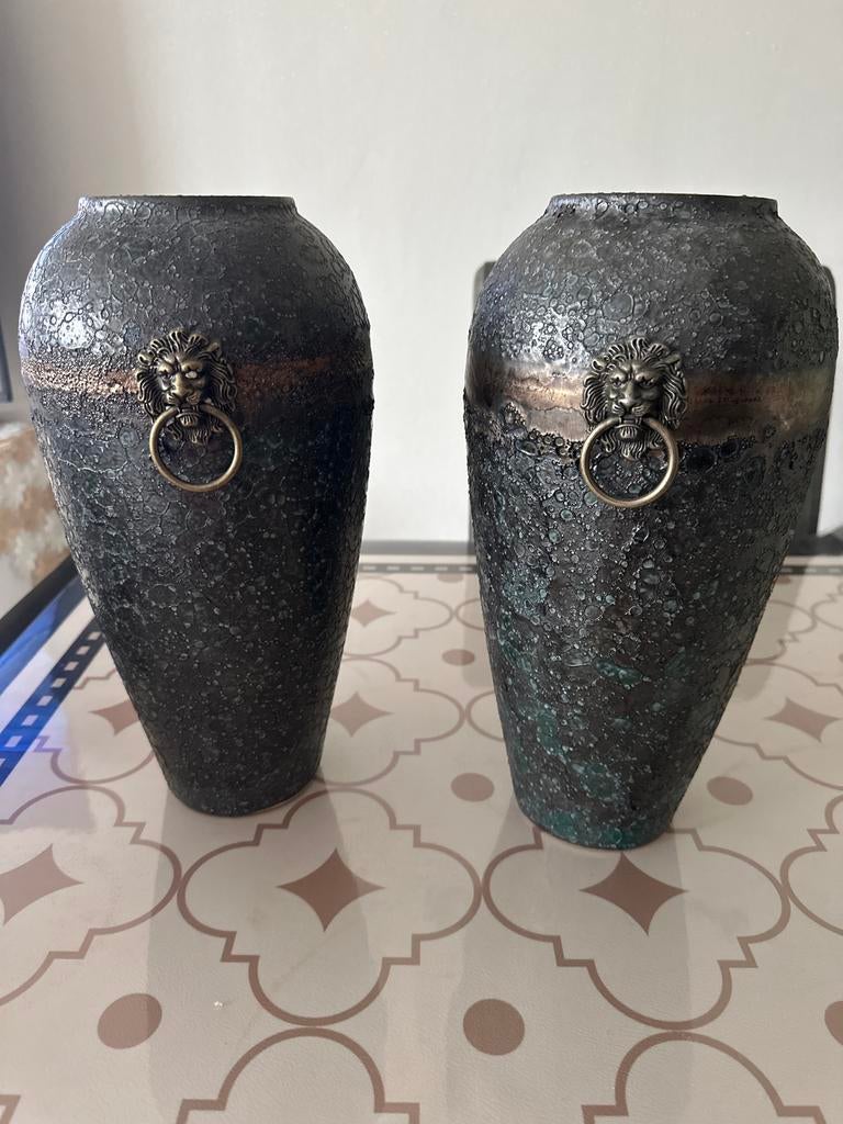 Set van twee decoratieve vazen met leeuwenkop, Ophalen