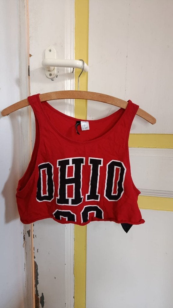 Rode H&M Divided crop top met 'OHIO' opdruk, Kleding | Dames, H&M Divided, Ophalen of Verzenden, Zo goed als nieuw, Zonder mouw