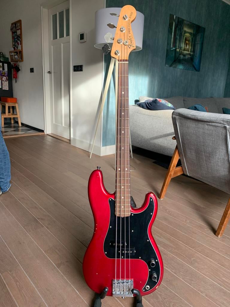 Fender Precision Bass - Rood met koffer, Muziek en Instrumenten, Snaarinstrumenten | Gitaren | Bas, Ophalen, Zo goed als nieuw