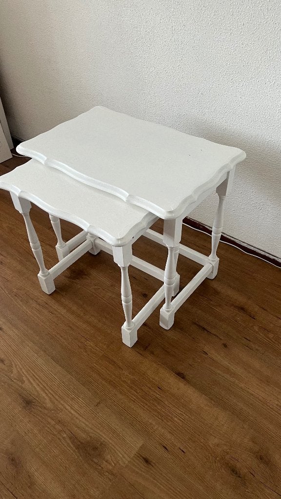 Set van twee antieke nest tafeltjes / nesting tables, Vintage, 55 tot 75 cm, Zo goed als nieuw, Rechthoekig