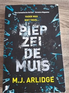 Piep zei de muis - M.J. Arlidge, Ophalen of Verzenden, Gelezen