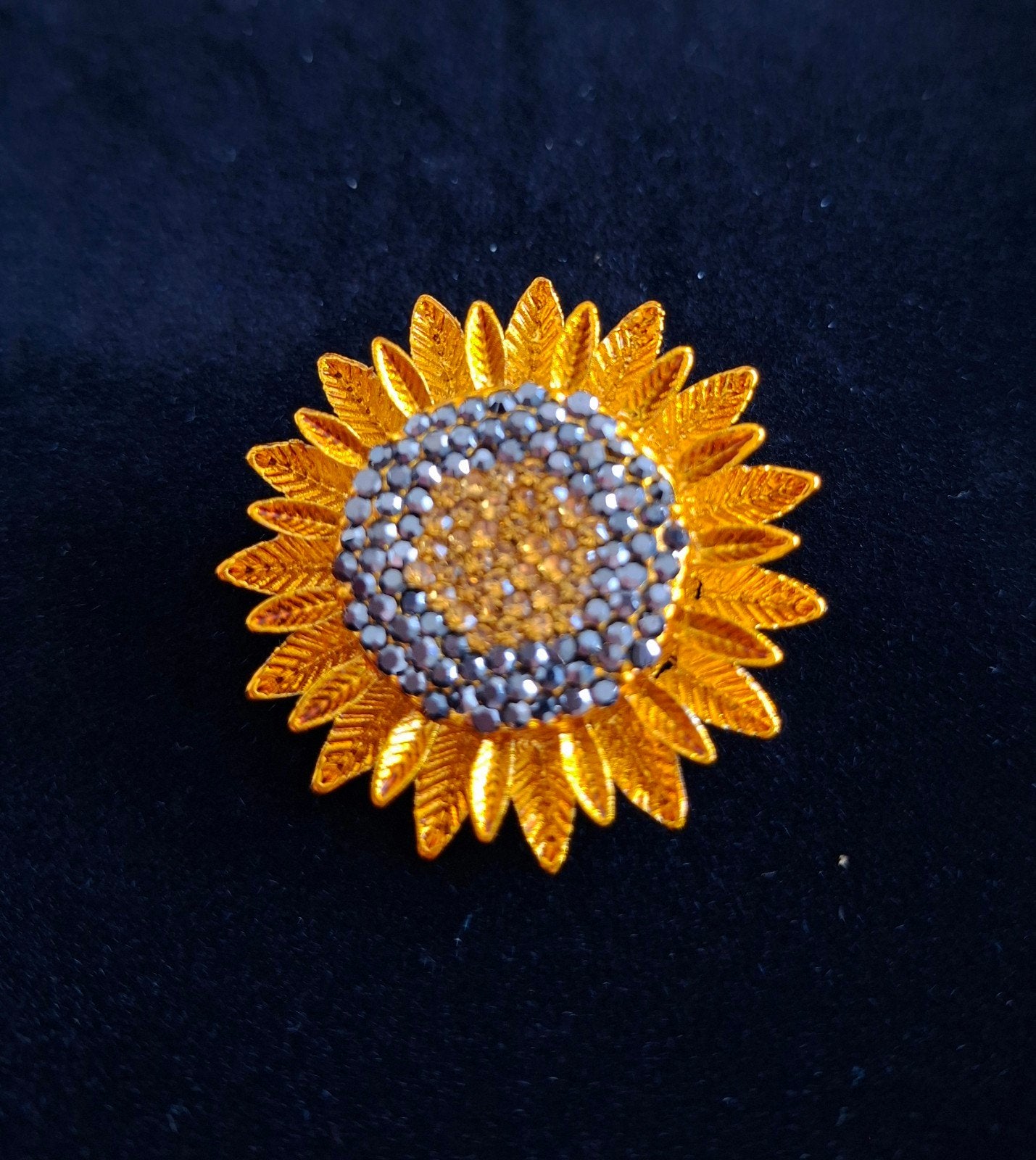 Zonnebloem Broche met Strass - Goudkleurig, Overige materialen, Minder dan 4 cm, Nieuw, Ophalen of Verzenden