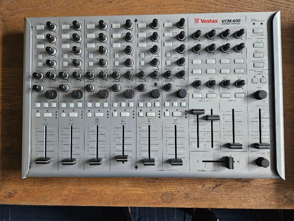 Vestax VCM-600 multitrack remix controller, Muziek en Instrumenten, Mengpanelen, Ophalen, Gebruikt, 5 tot 10 kanalen