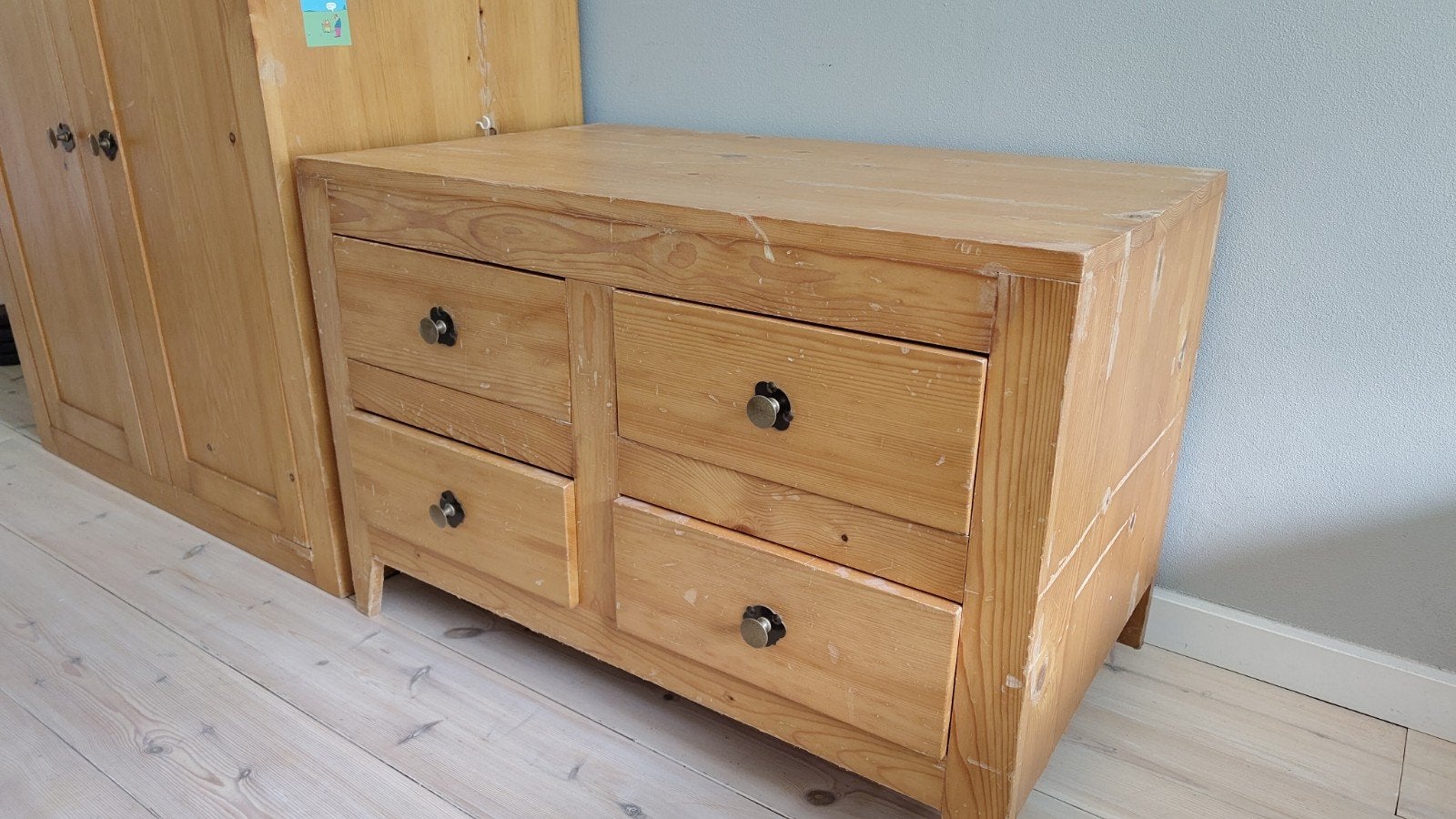Foto 7 van Massief hout klerenkast in 2 delen