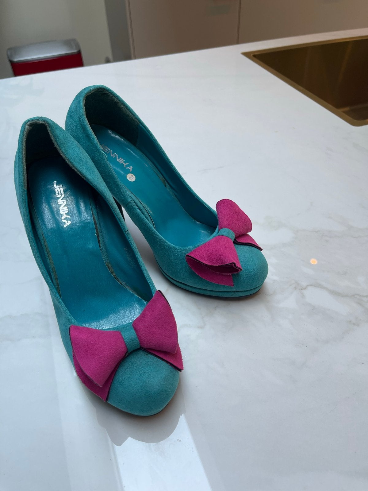 Jennika Pumps - Turquoise met Roze Strik - Maat 40, Ophalen, Zo goed als nieuw, Overige kleuren, Pumps