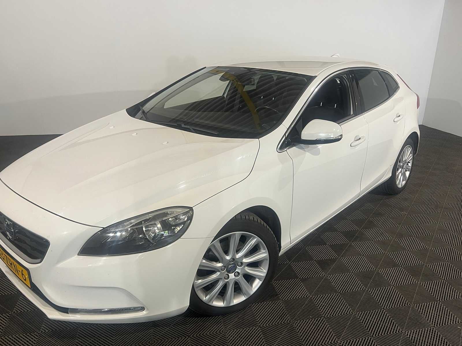 Volvo V40 1.6 T3 Momentum, 13-ZRN-6, Auto's, Voorwielaandrijving, Gebruikt, 4 cilinders, 150 pk