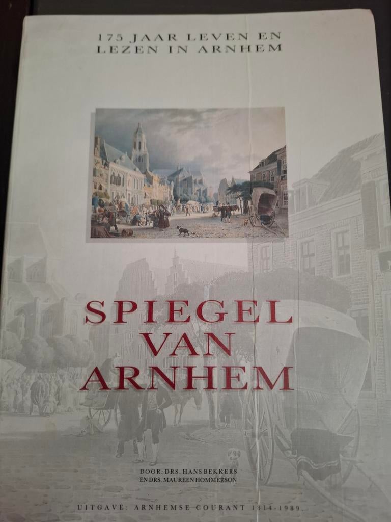 Spiegel van Arnhem - 175 jaar leven en lezen in Arnhem, Ophalen of Verzenden, 20e eeuw of later, Zo goed als nieuw, Drs. Hans Bekkers en Drs. Maureen Hommerson